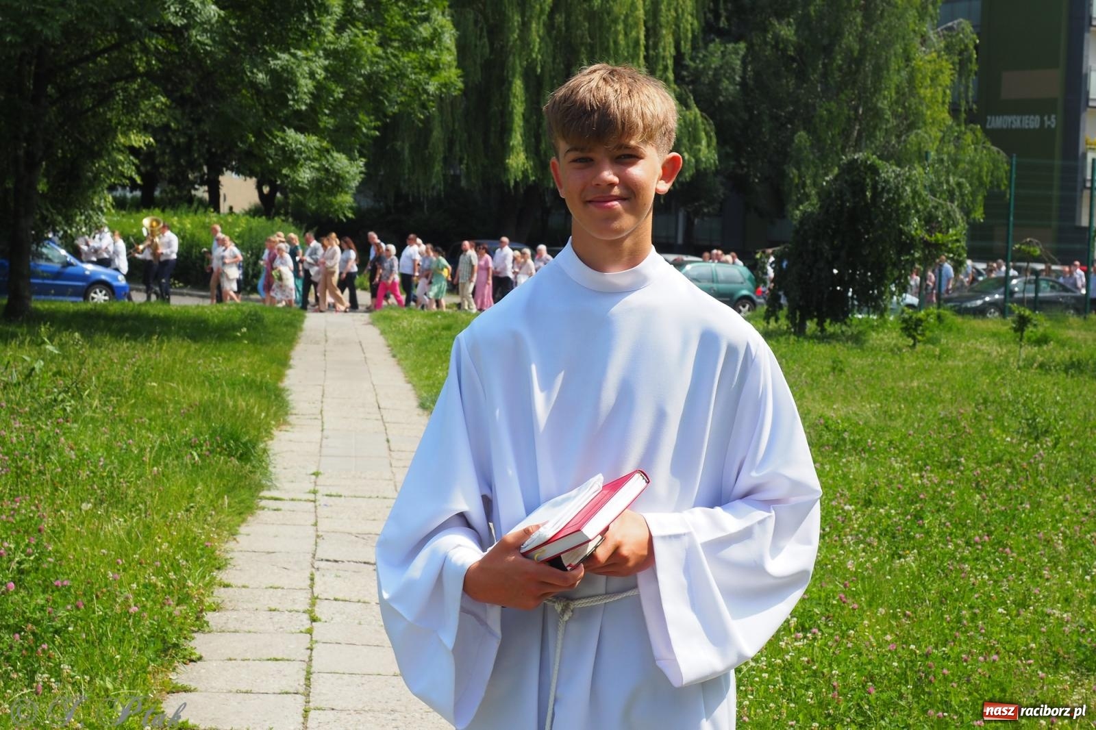 Zdjęcie w galerii na portalu naszraciborz.pl: Z Maryją przez osiedla i łąki. Boże Ciało w parafii Matki Bożej [FOTO i WIDEO] wiadomości z regionu