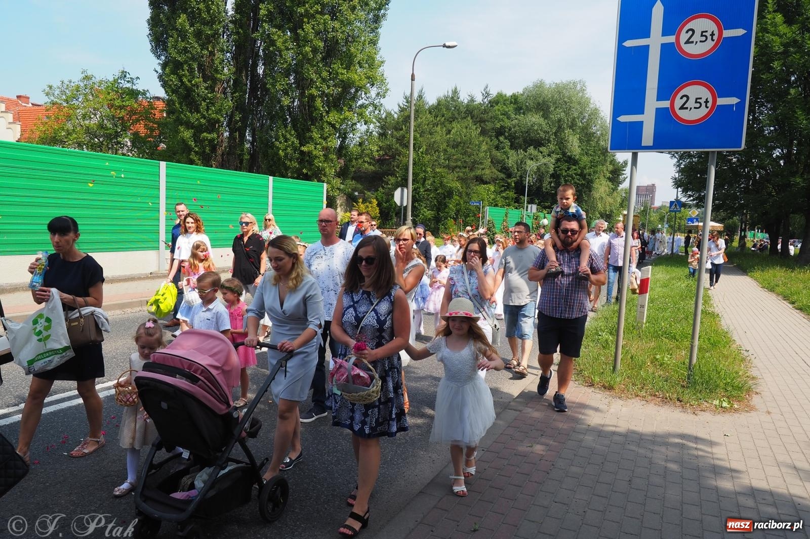 Zdjęcie w galerii na portalu naszraciborz.pl: Z Maryją przez osiedla i łąki. Boże Ciało w parafii Matki Bożej [FOTO i WIDEO] wiadomości z regionu