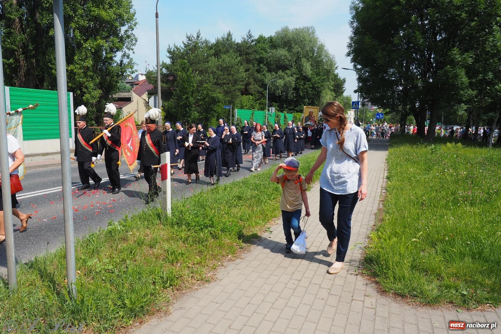 Zdjęcie w galerii na portalu naszraciborz.pl: Z Maryją przez osiedla i łąki. Boże Ciało w parafii Matki Bożej [FOTO i WIDEO] wiadomości z regionu