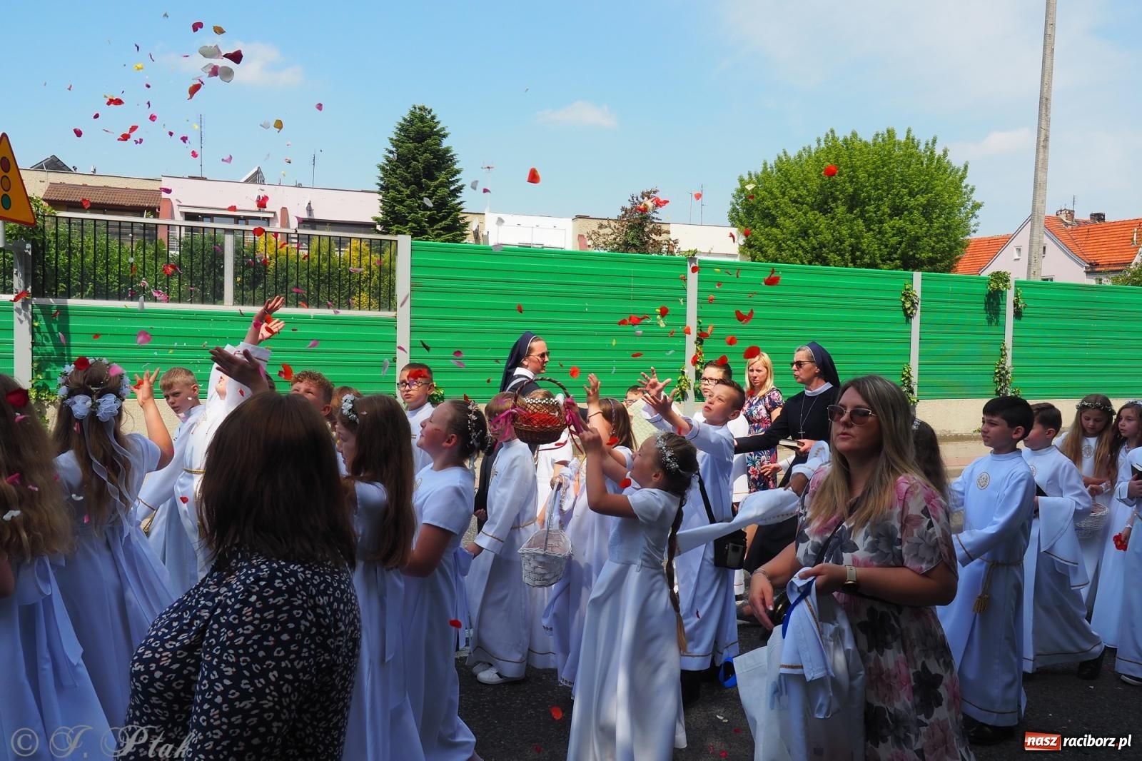 Zdjęcie w galerii na portalu naszraciborz.pl: Z Maryją przez osiedla i łąki. Boże Ciało w parafii Matki Bożej [FOTO i WIDEO] wiadomości z regionu