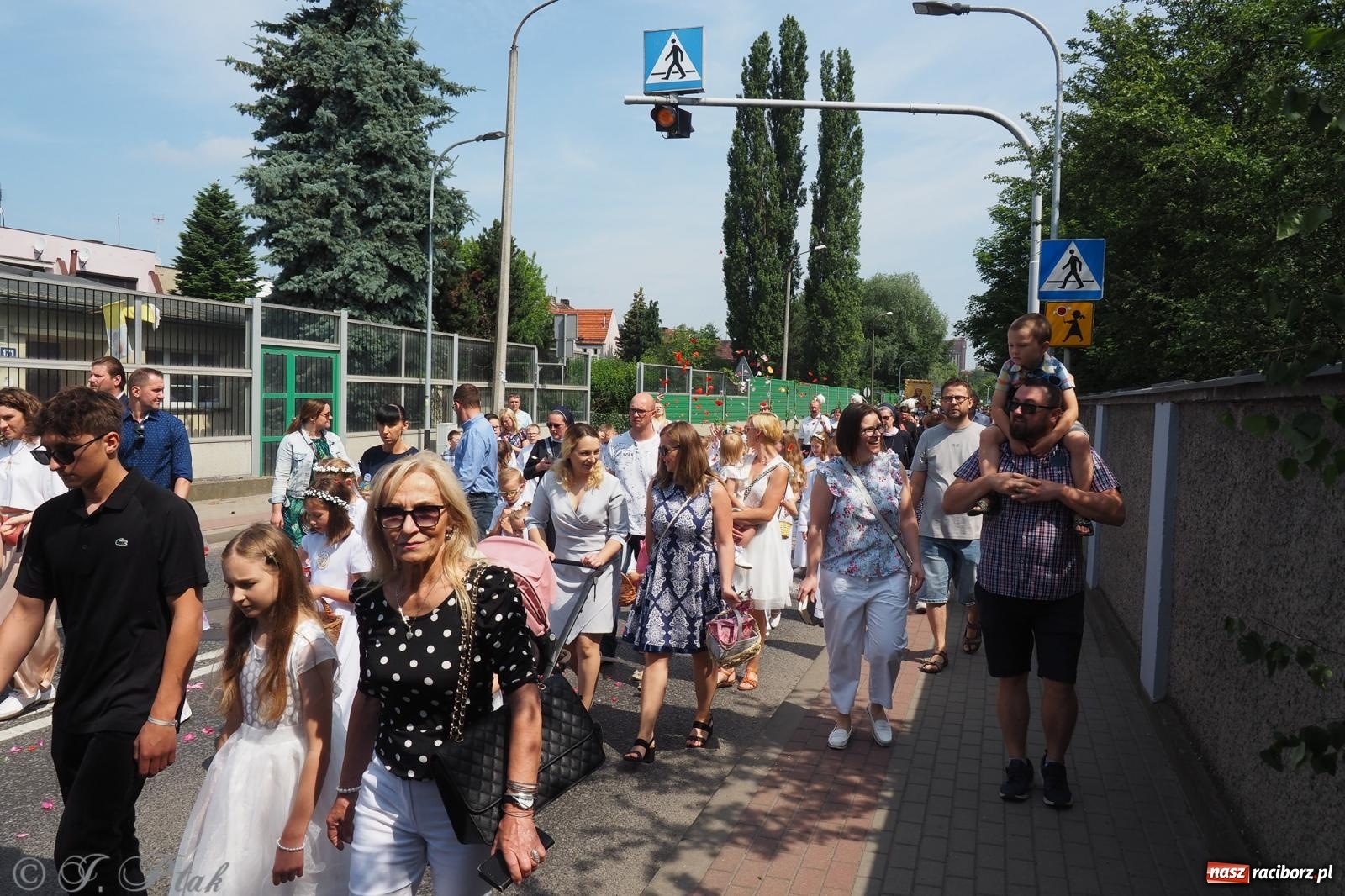 Zdjęcie w galerii na portalu naszraciborz.pl: Z Maryją przez osiedla i łąki. Boże Ciało w parafii Matki Bożej [FOTO i WIDEO] wiadomości z regionu