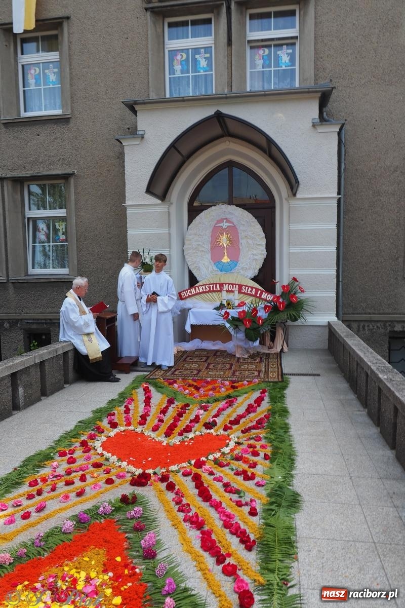 Zdjęcie w galerii na portalu naszraciborz.pl: Z Maryją przez osiedla i łąki. Boże Ciało w parafii Matki Bożej [FOTO i WIDEO] wiadomości z regionu