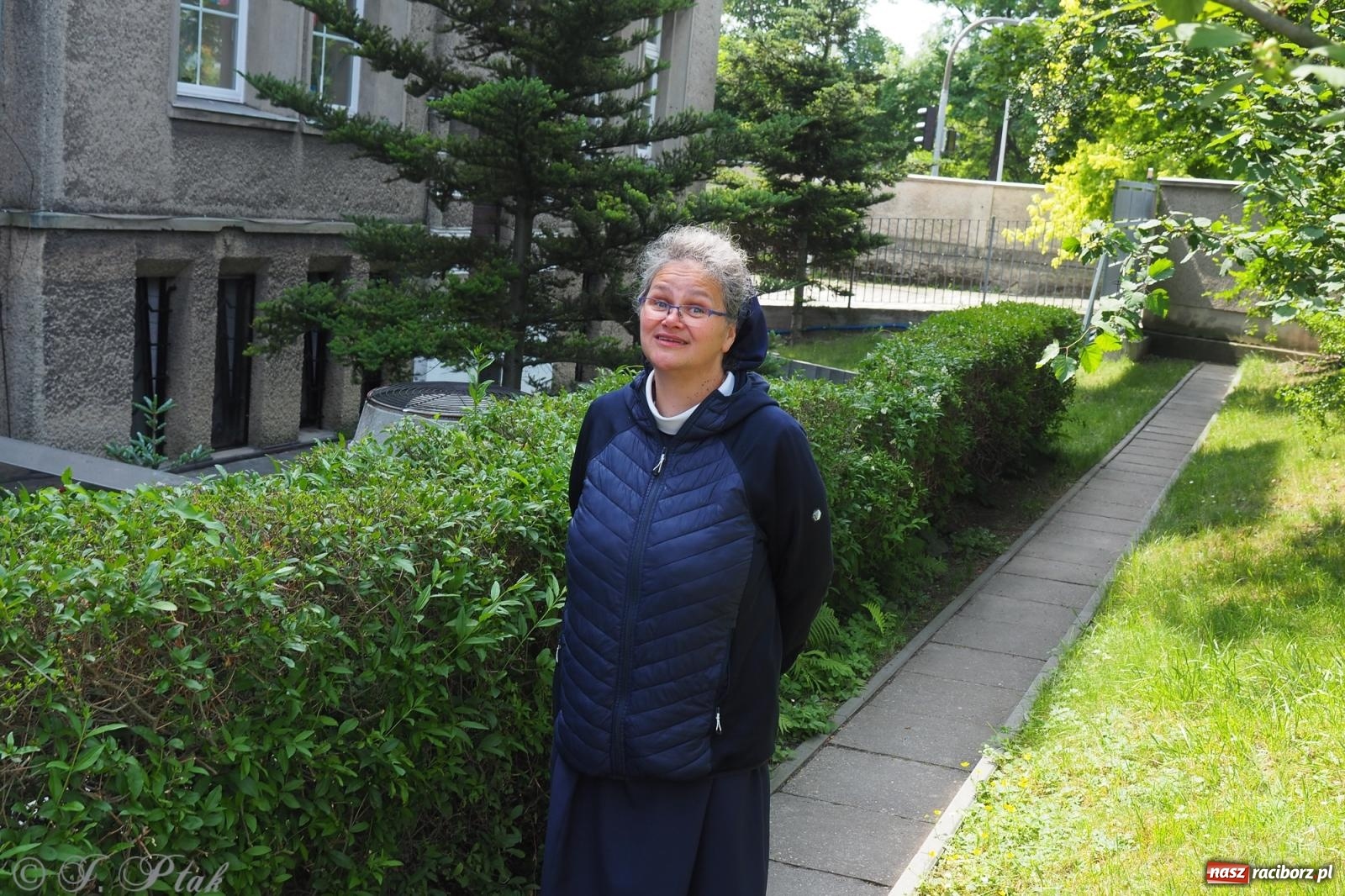 Zdjęcie w galerii na portalu naszraciborz.pl: Z Maryją przez osiedla i łąki. Boże Ciało w parafii Matki Bożej [FOTO i WIDEO] wiadomości z regionu