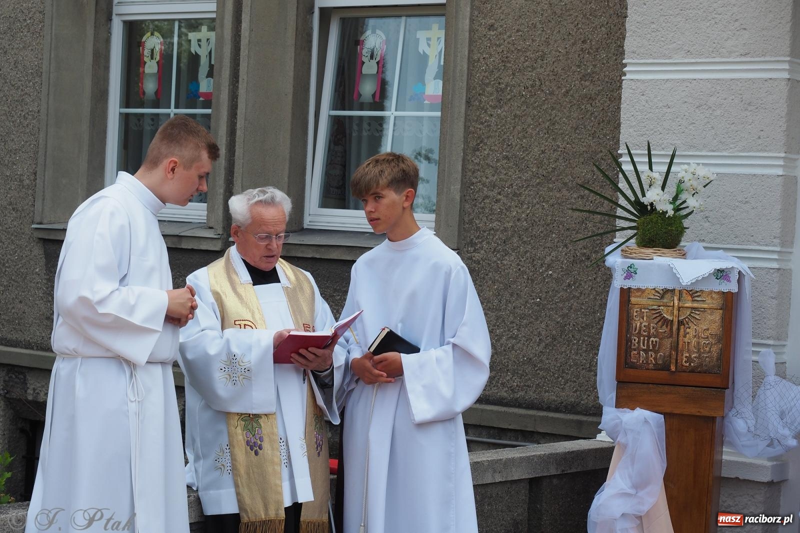 Zdjęcie w galerii na portalu naszraciborz.pl: Z Maryją przez osiedla i łąki. Boże Ciało w parafii Matki Bożej [FOTO i WIDEO] wiadomości z regionu