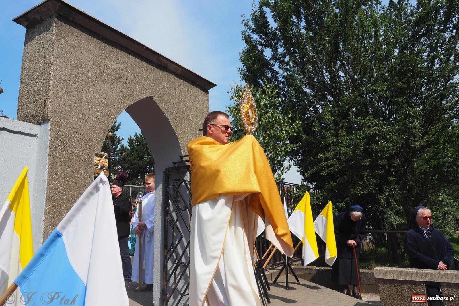 Zdjęcie w galerii na portalu naszraciborz.pl: Z Maryją przez osiedla i łąki. Boże Ciało w parafii Matki Bożej [FOTO i WIDEO] wiadomości z regionu