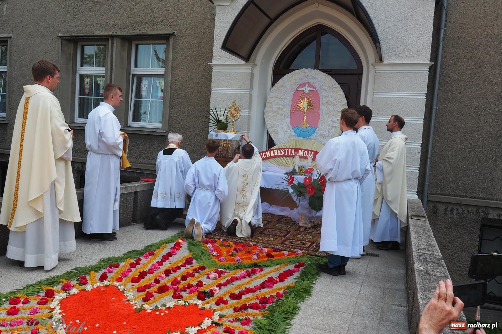 Zdjęcie w galerii na portalu naszraciborz.pl: Z Maryją przez osiedla i łąki. Boże Ciało w parafii Matki Bożej [FOTO i WIDEO] wiadomości z regionu