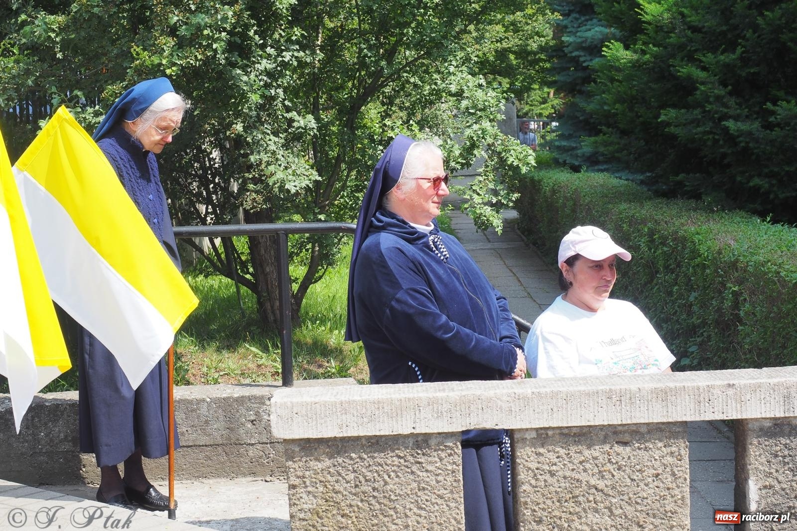 Zdjęcie w galerii na portalu naszraciborz.pl: Z Maryją przez osiedla i łąki. Boże Ciało w parafii Matki Bożej [FOTO i WIDEO] wiadomości z regionu