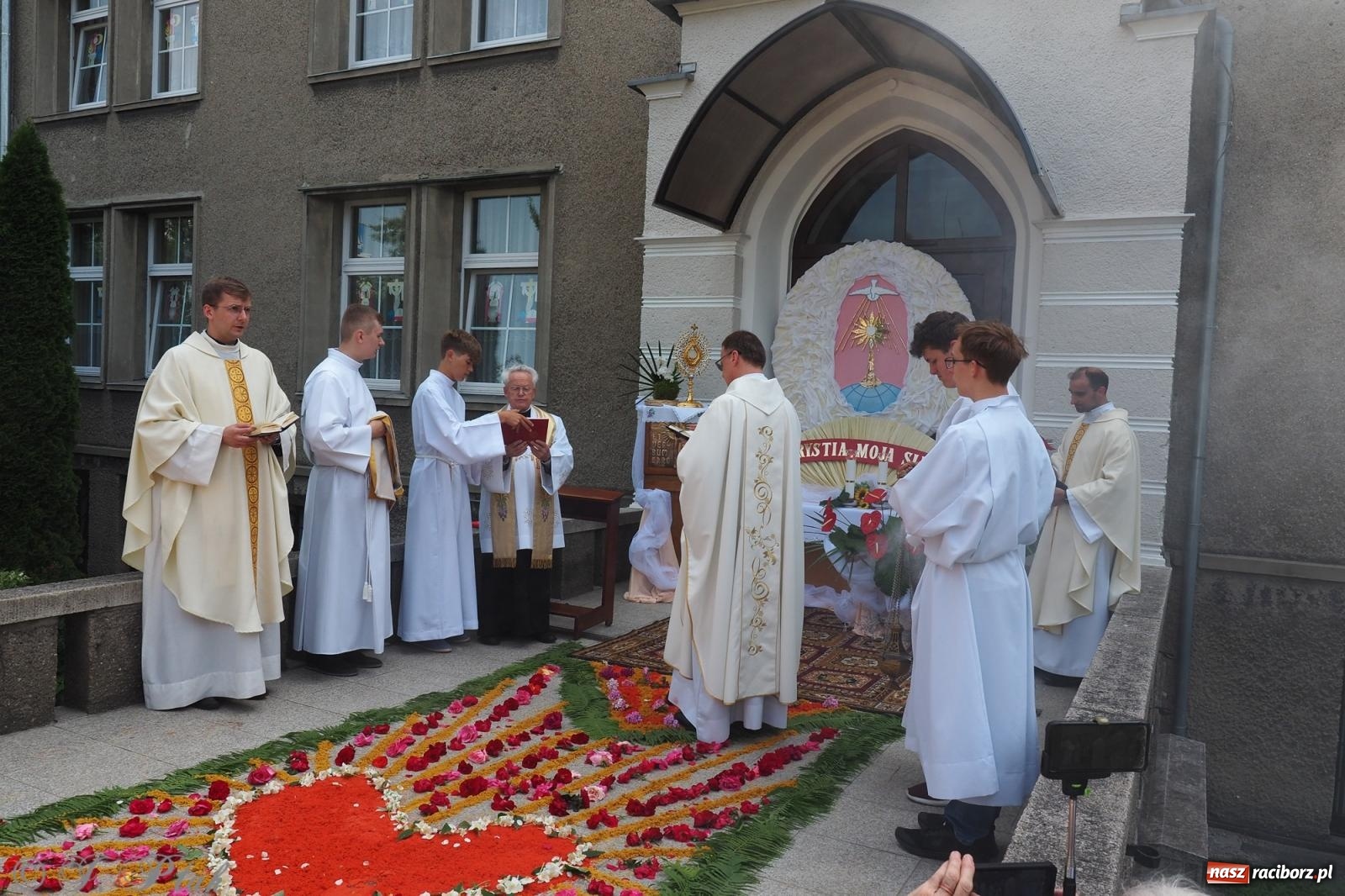 Zdjęcie w galerii na portalu naszraciborz.pl: Z Maryją przez osiedla i łąki. Boże Ciało w parafii Matki Bożej [FOTO i WIDEO] wiadomości z regionu
