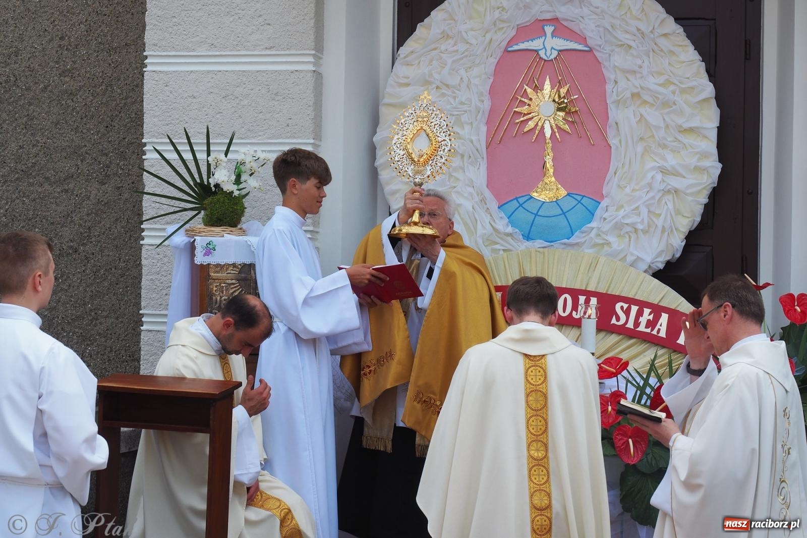 Zdjęcie w galerii na portalu naszraciborz.pl: Z Maryją przez osiedla i łąki. Boże Ciało w parafii Matki Bożej [FOTO i WIDEO] wiadomości z regionu