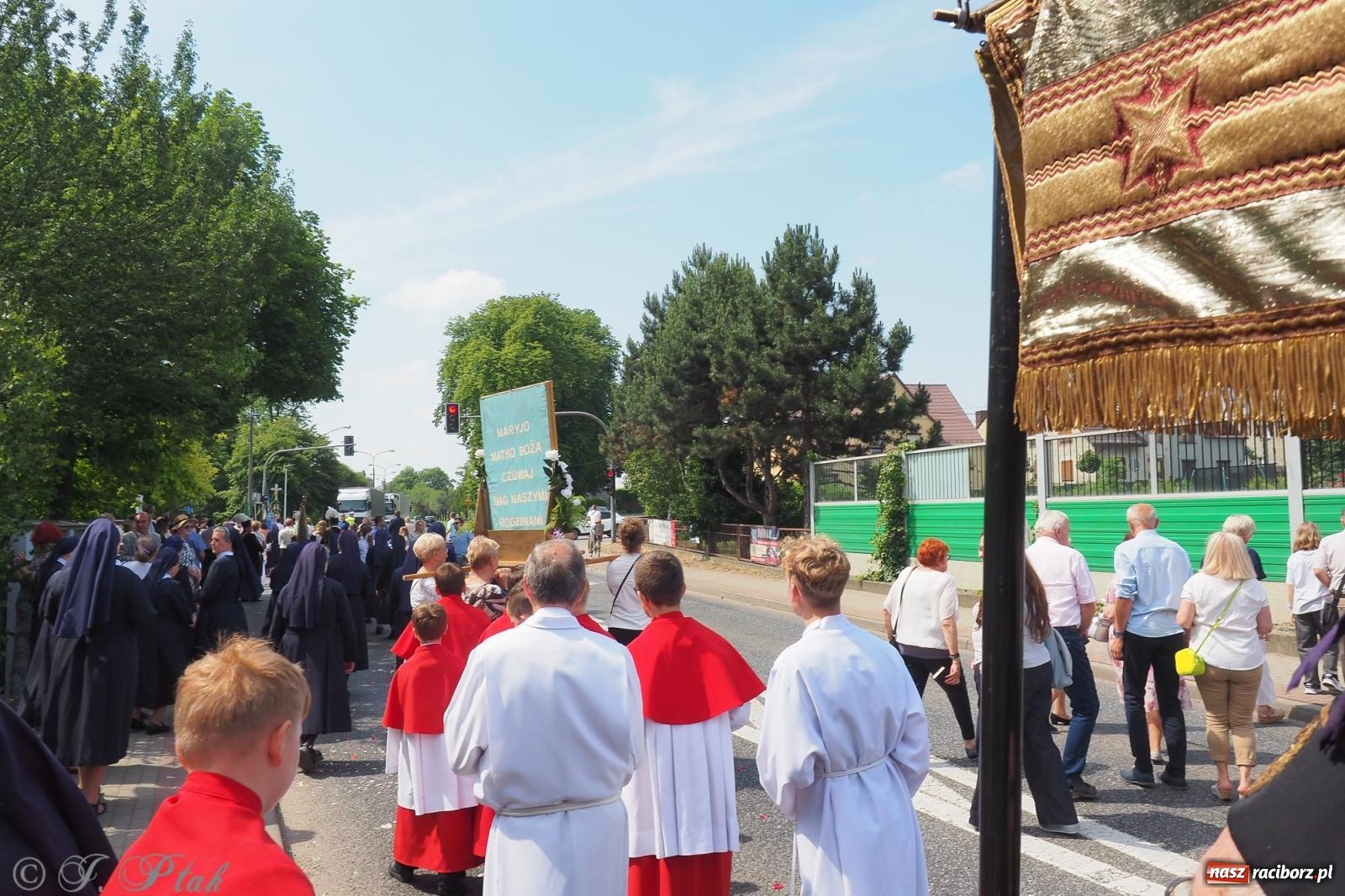 Zdjęcie w galerii na portalu naszraciborz.pl: Z Maryją przez osiedla i łąki. Boże Ciało w parafii Matki Bożej [FOTO i WIDEO] wiadomości z regionu