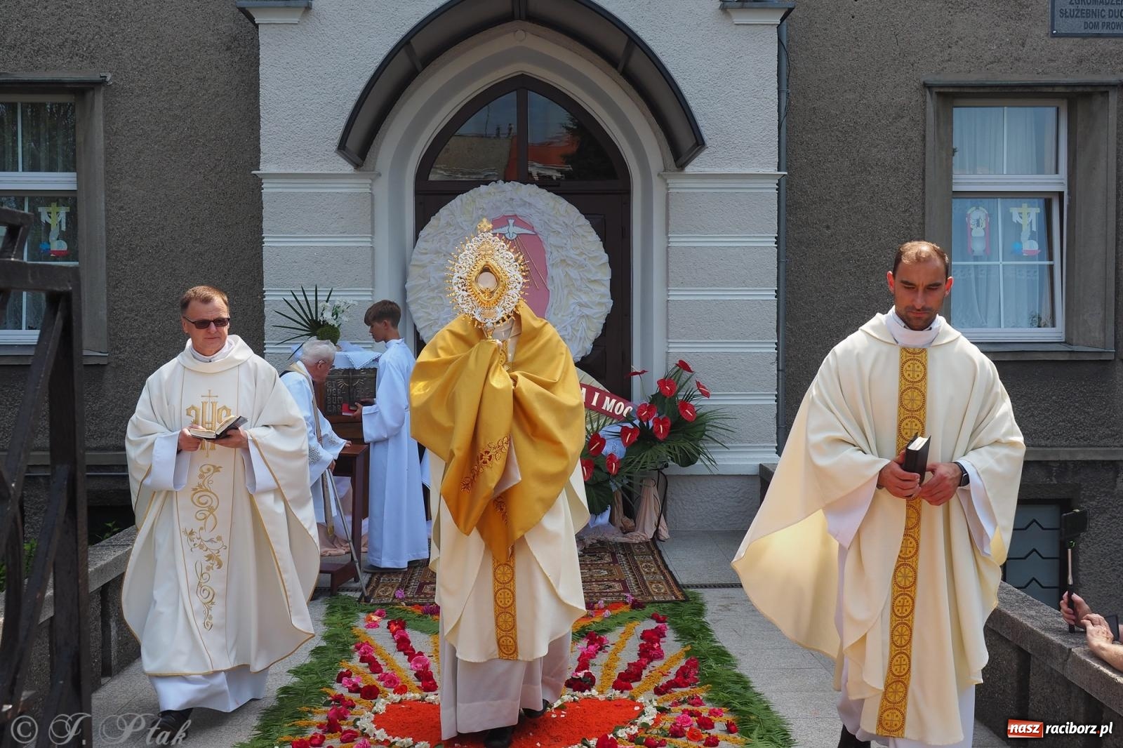 Zdjęcie w galerii na portalu naszraciborz.pl: Z Maryją przez osiedla i łąki. Boże Ciało w parafii Matki Bożej [FOTO i WIDEO] wiadomości z regionu