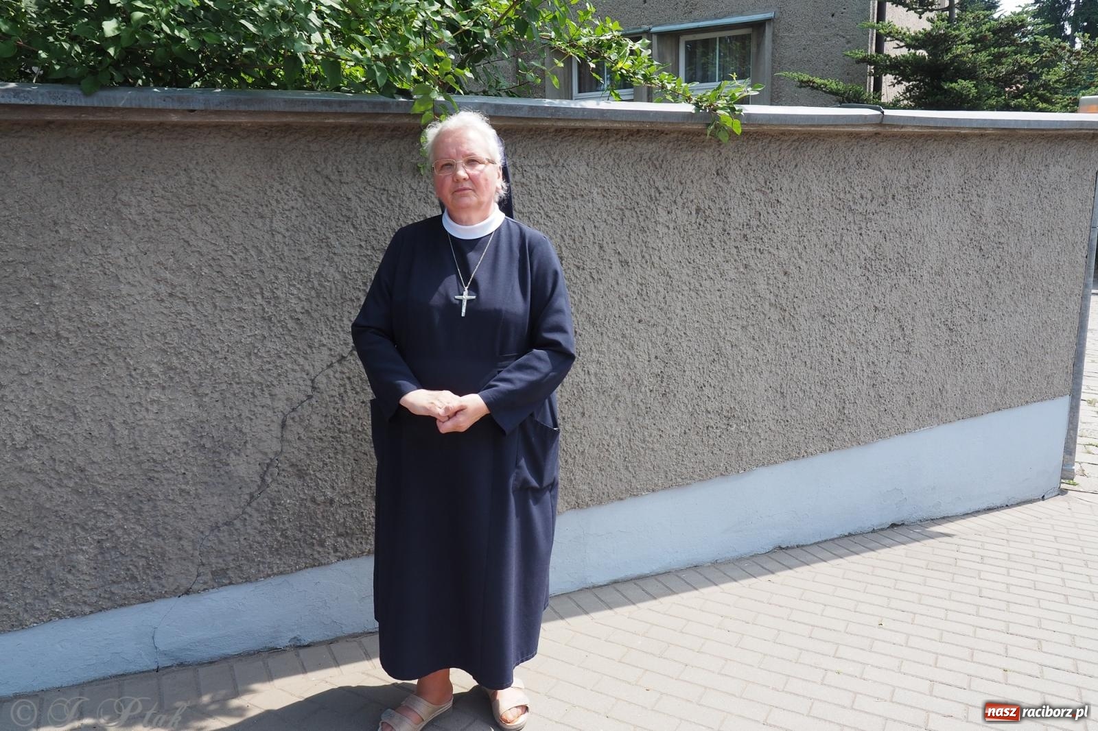 Zdjęcie w galerii na portalu naszraciborz.pl: Z Maryją przez osiedla i łąki. Boże Ciało w parafii Matki Bożej [FOTO i WIDEO] wiadomości z regionu