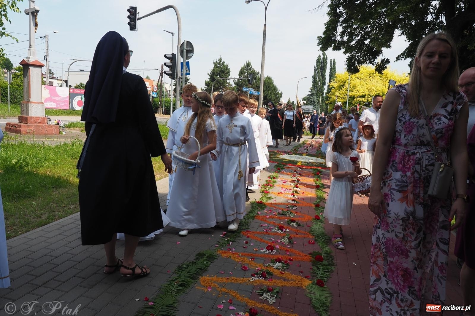Zdjęcie w galerii na portalu naszraciborz.pl: Z Maryją przez osiedla i łąki. Boże Ciało w parafii Matki Bożej [FOTO i WIDEO] wiadomości z regionu