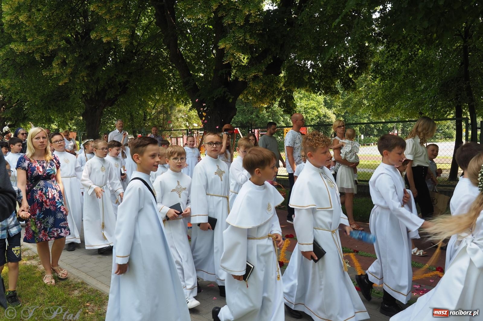 Zdjęcie w galerii na portalu naszraciborz.pl: Z Maryją przez osiedla i łąki. Boże Ciało w parafii Matki Bożej [FOTO i WIDEO] wiadomości z regionu