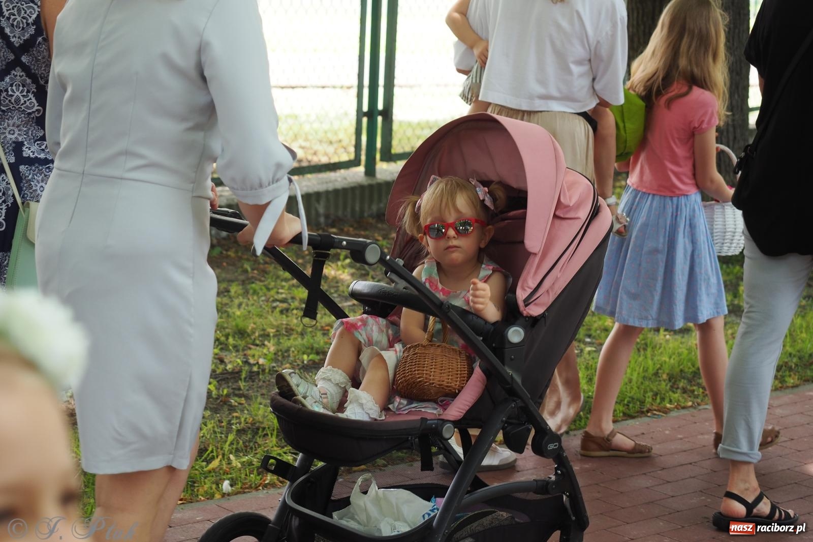 Zdjęcie w galerii na portalu naszraciborz.pl: Z Maryją przez osiedla i łąki. Boże Ciało w parafii Matki Bożej [FOTO i WIDEO] wiadomości z regionu