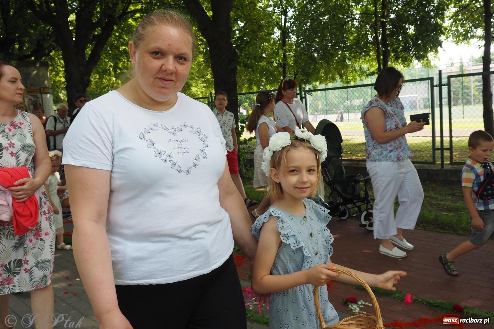 Zdjęcie w galerii na portalu naszraciborz.pl: Z Maryją przez osiedla i łąki. Boże Ciało w parafii Matki Bożej [FOTO i WIDEO] wiadomości z regionu