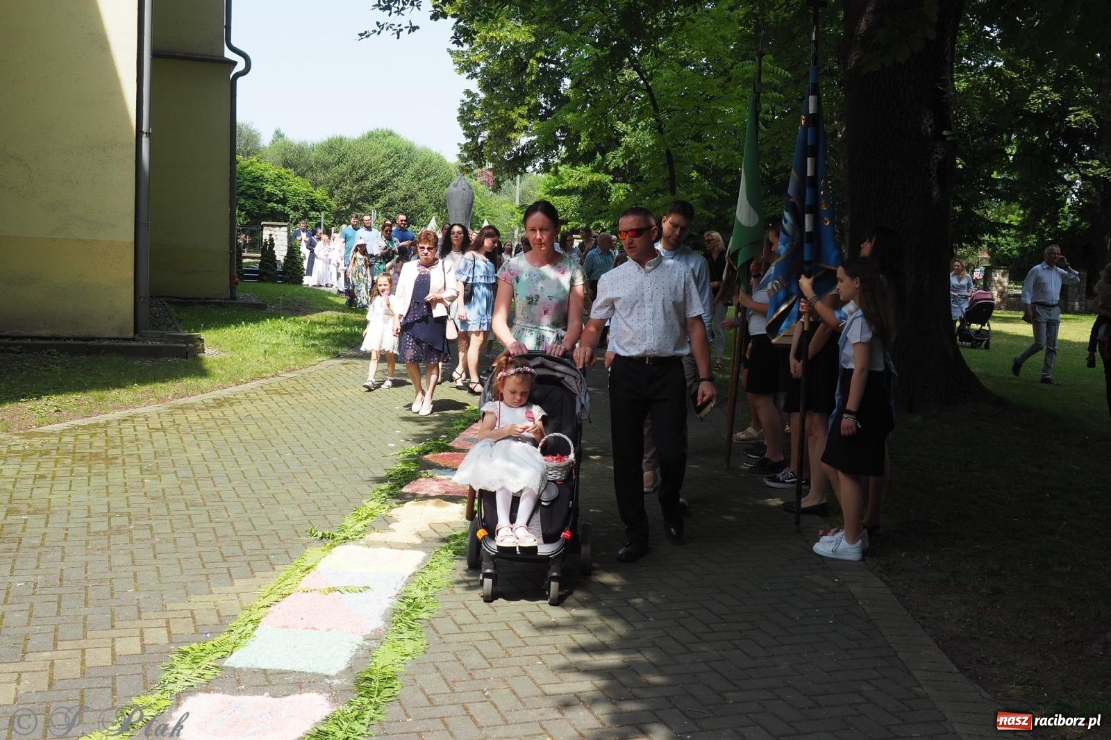Zdjęcie w galerii na portalu naszraciborz.pl: Z Maryją przez osiedla i łąki. Boże Ciało w parafii Matki Bożej [FOTO i WIDEO] wiadomości z regionu