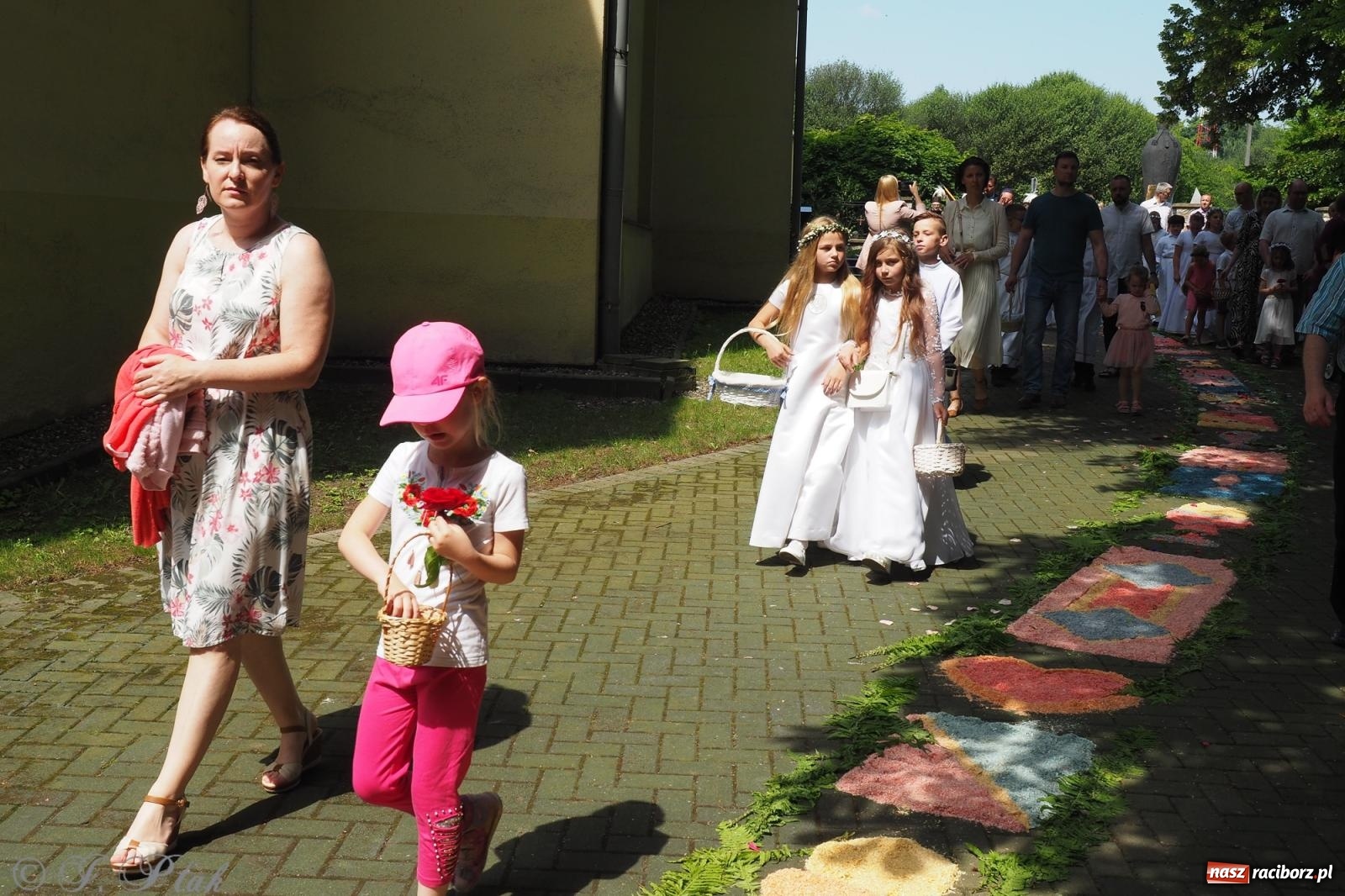 Zdjęcie w galerii na portalu naszraciborz.pl: Z Maryją przez osiedla i łąki. Boże Ciało w parafii Matki Bożej [FOTO i WIDEO] wiadomości z regionu