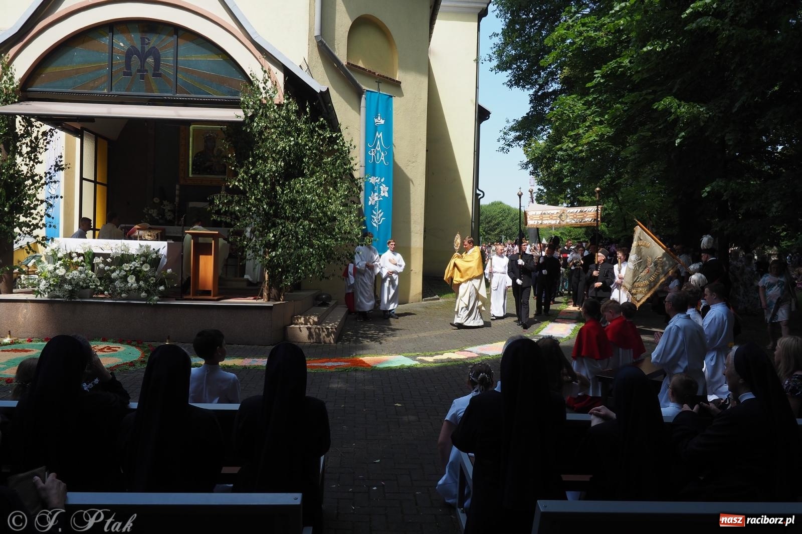 Zdjęcie w galerii na portalu naszraciborz.pl: Z Maryją przez osiedla i łąki. Boże Ciało w parafii Matki Bożej [FOTO i WIDEO] wiadomości z regionu