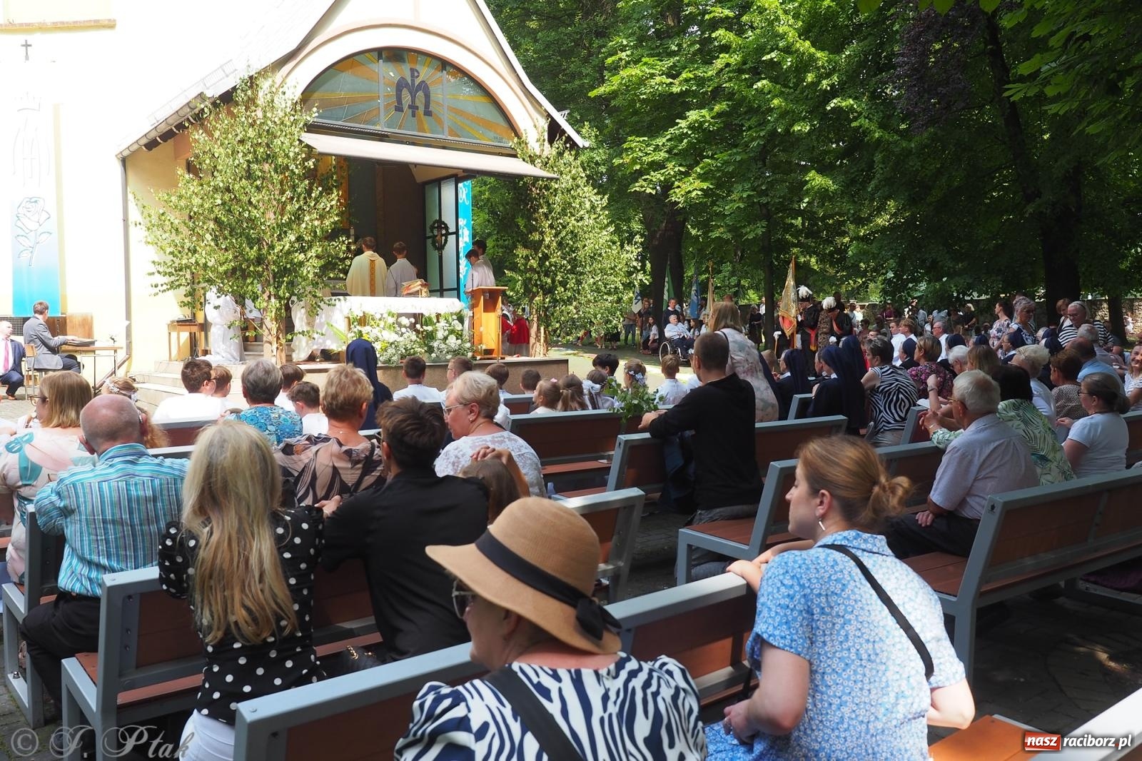 Zdjęcie w galerii na portalu naszraciborz.pl: Z Maryją przez osiedla i łąki. Boże Ciało w parafii Matki Bożej [FOTO i WIDEO] wiadomości z regionu