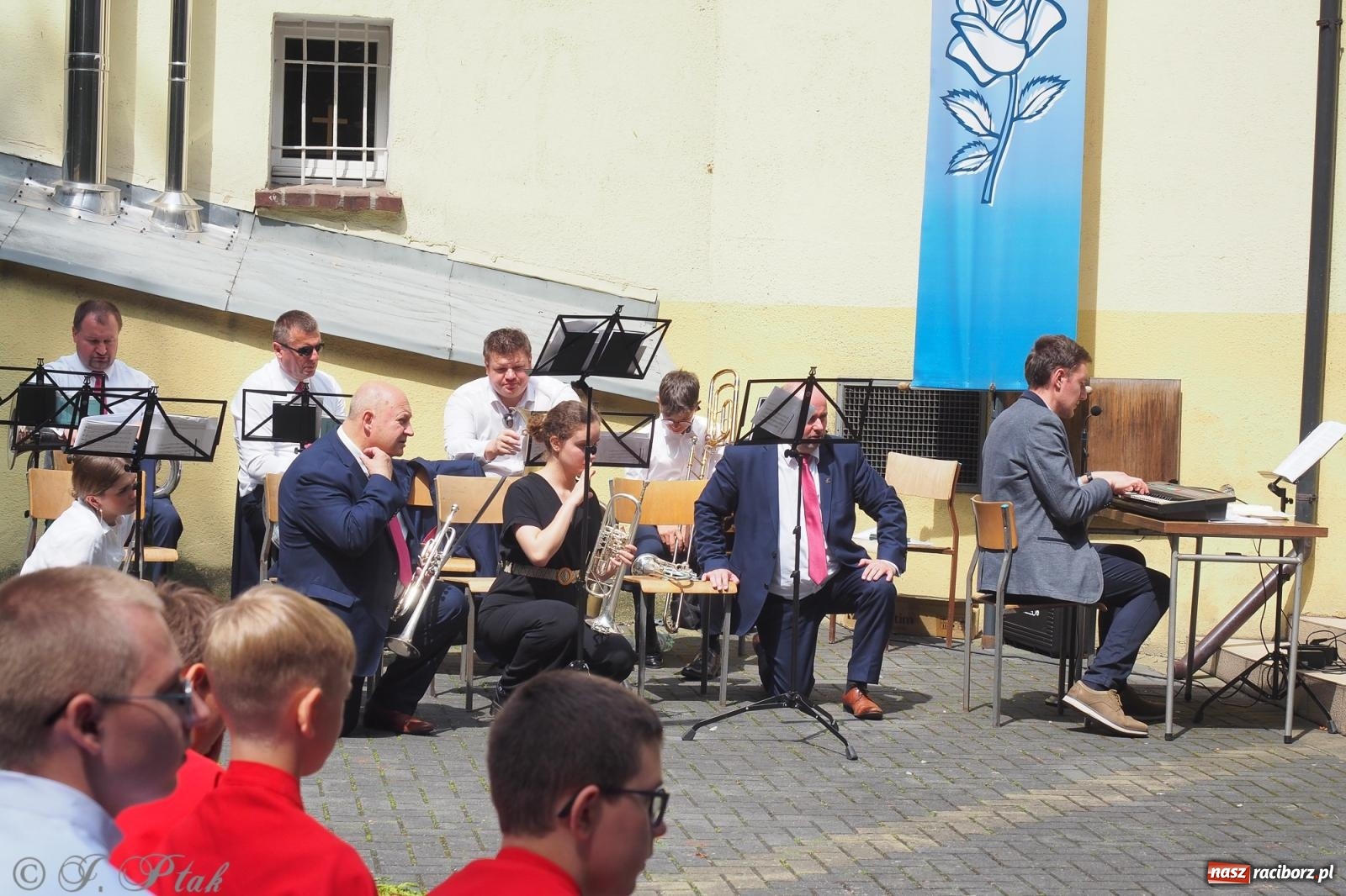 Zdjęcie w galerii na portalu naszraciborz.pl: Z Maryją przez osiedla i łąki. Boże Ciało w parafii Matki Bożej [FOTO i WIDEO] wiadomości z regionu