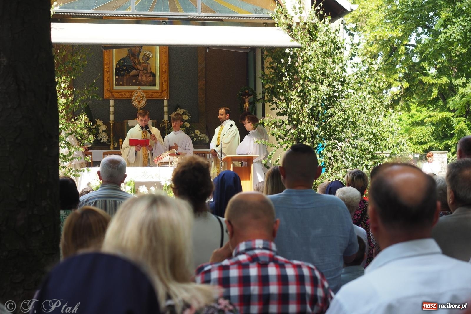 Zdjęcie w galerii na portalu naszraciborz.pl: Z Maryją przez osiedla i łąki. Boże Ciało w parafii Matki Bożej [FOTO i WIDEO] wiadomości z regionu