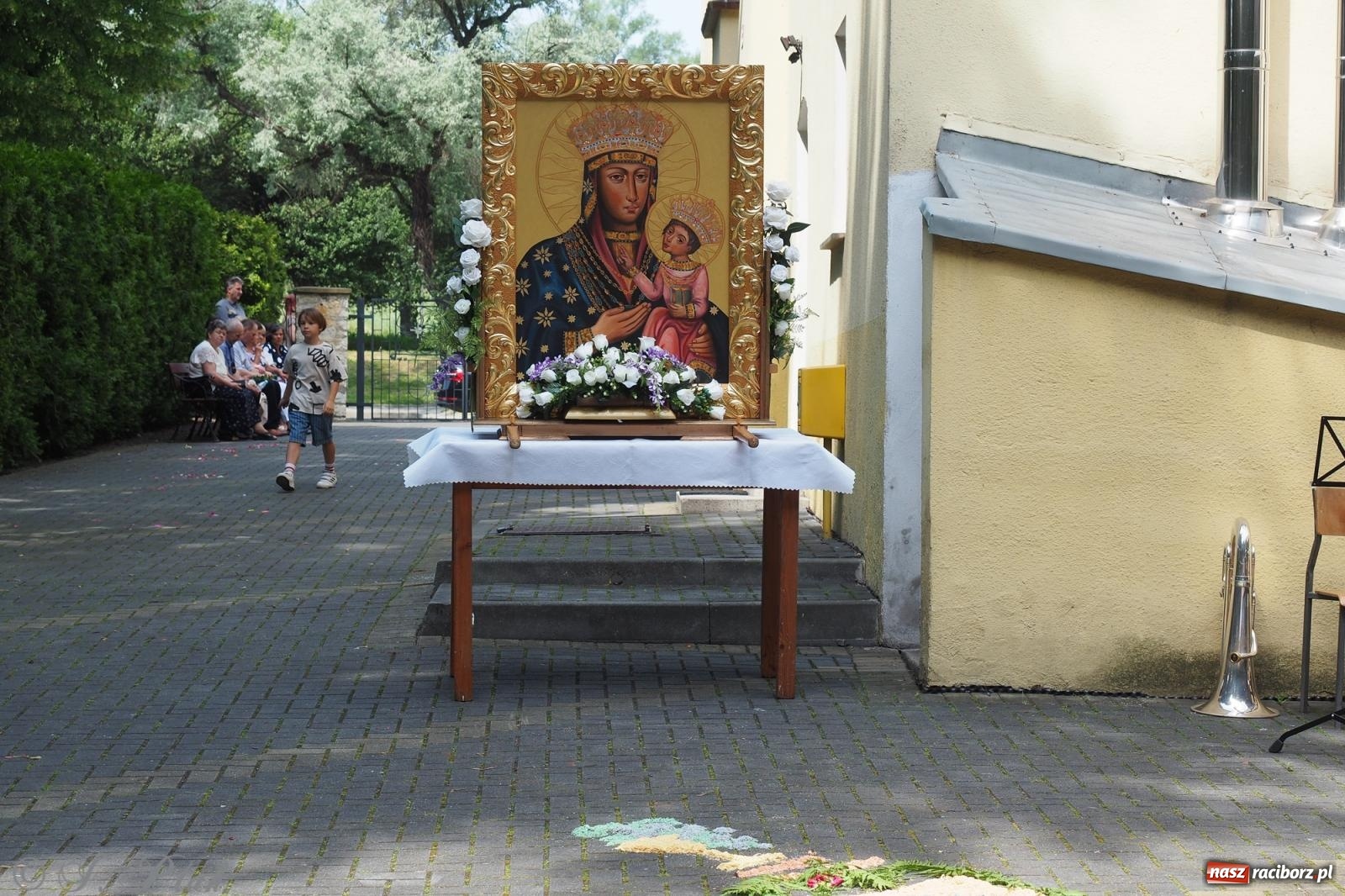 Zdjęcie w galerii na portalu naszraciborz.pl: Z Maryją przez osiedla i łąki. Boże Ciało w parafii Matki Bożej [FOTO i WIDEO] wiadomości z regionu