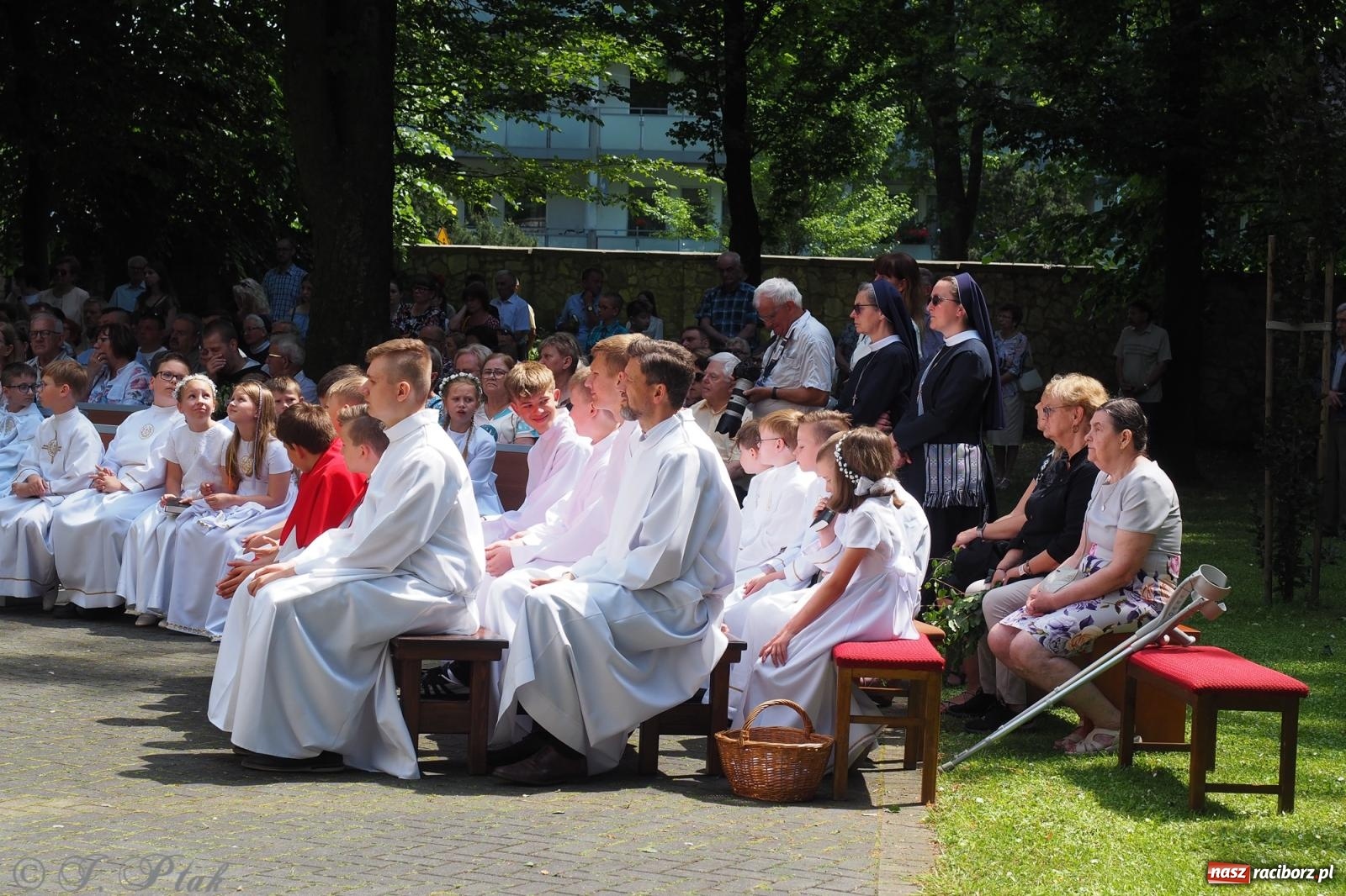Zdjęcie w galerii na portalu naszraciborz.pl: Z Maryją przez osiedla i łąki. Boże Ciało w parafii Matki Bożej [FOTO i WIDEO] wiadomości z regionu