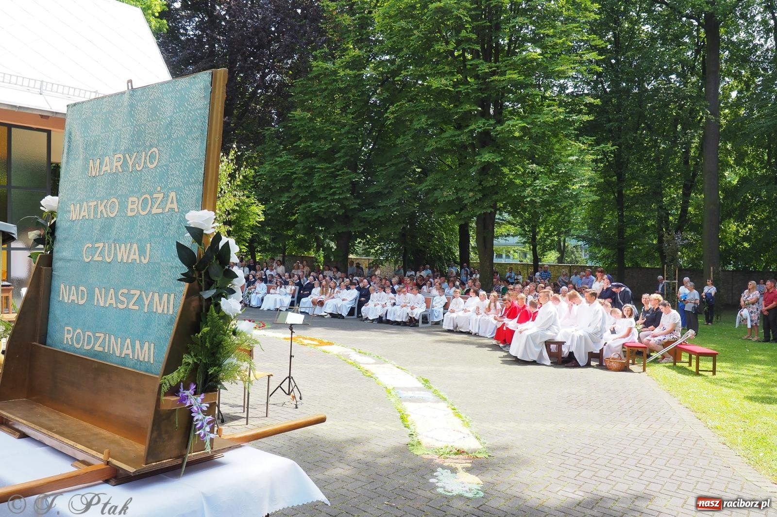 Zdjęcie w galerii na portalu naszraciborz.pl: Z Maryją przez osiedla i łąki. Boże Ciało w parafii Matki Bożej [FOTO i WIDEO] wiadomości z regionu