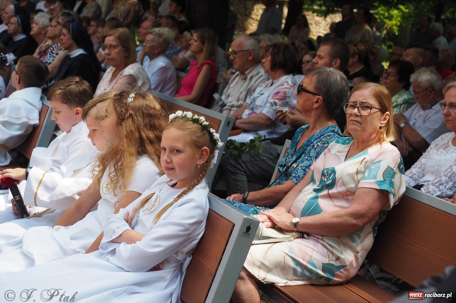 Zdjęcie w galerii na portalu naszraciborz.pl: Z Maryją przez osiedla i łąki. Boże Ciało w parafii Matki Bożej [FOTO i WIDEO] wiadomości z regionu