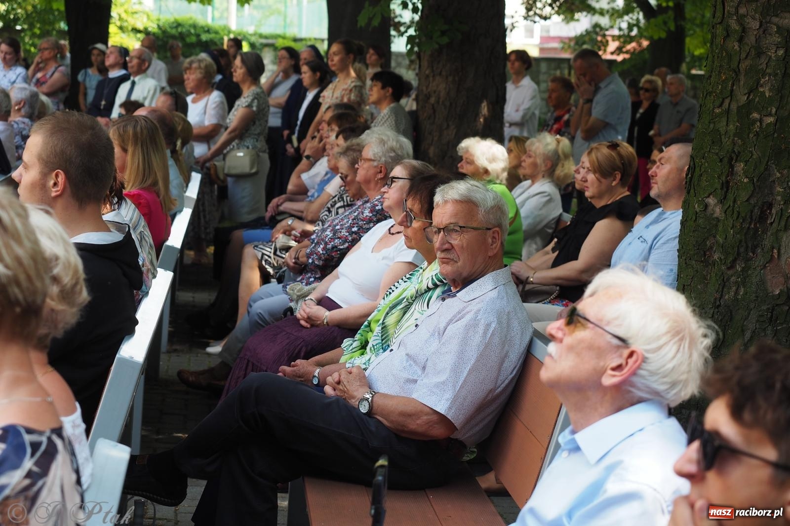 Zdjęcie w galerii na portalu naszraciborz.pl: Z Maryją przez osiedla i łąki. Boże Ciało w parafii Matki Bożej [FOTO i WIDEO] wiadomości z regionu