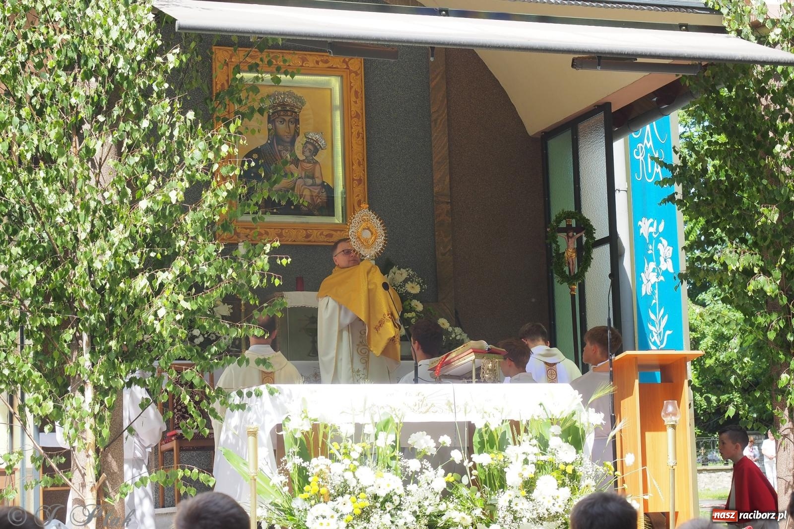 Zdjęcie w galerii na portalu naszraciborz.pl: Z Maryją przez osiedla i łąki. Boże Ciało w parafii Matki Bożej [FOTO i WIDEO] wiadomości z regionu
