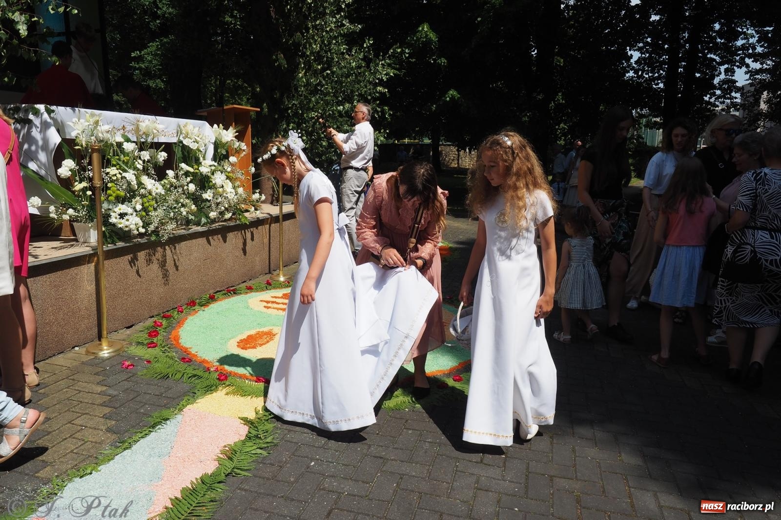 Zdjęcie w galerii na portalu naszraciborz.pl: Z Maryją przez osiedla i łąki. Boże Ciało w parafii Matki Bożej [FOTO i WIDEO] wiadomości z regionu