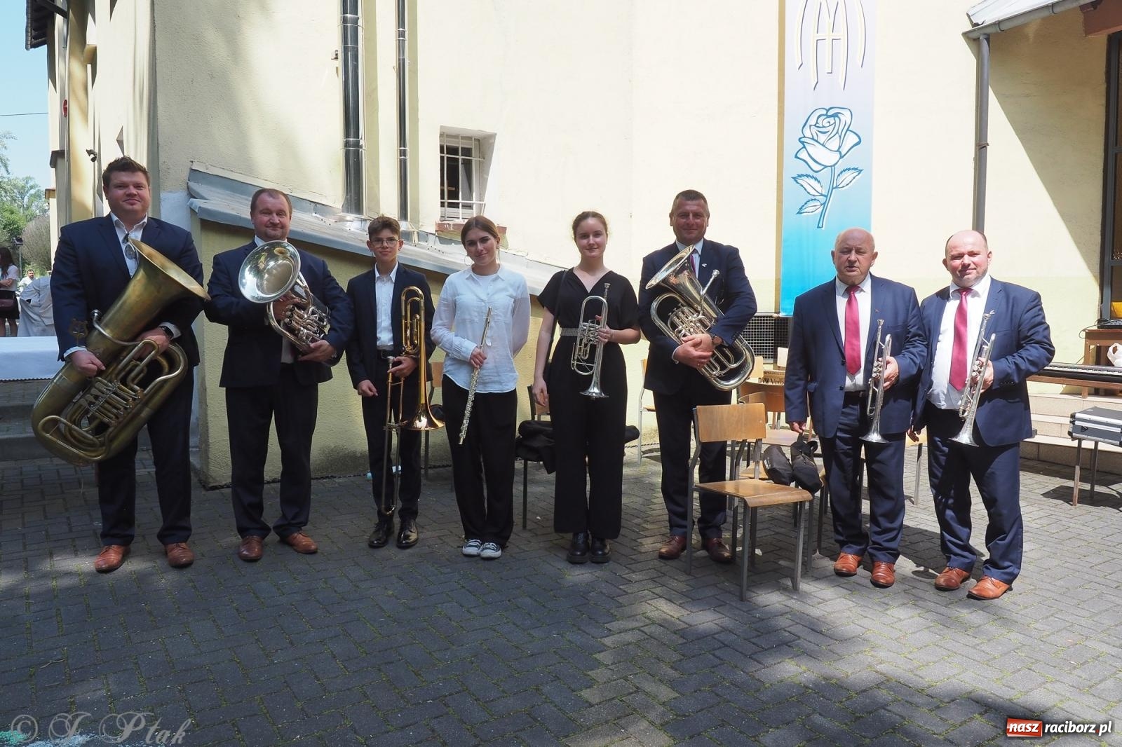 Zdjęcie w galerii na portalu naszraciborz.pl: Z Maryją przez osiedla i łąki. Boże Ciało w parafii Matki Bożej [FOTO i WIDEO] wiadomości z regionu