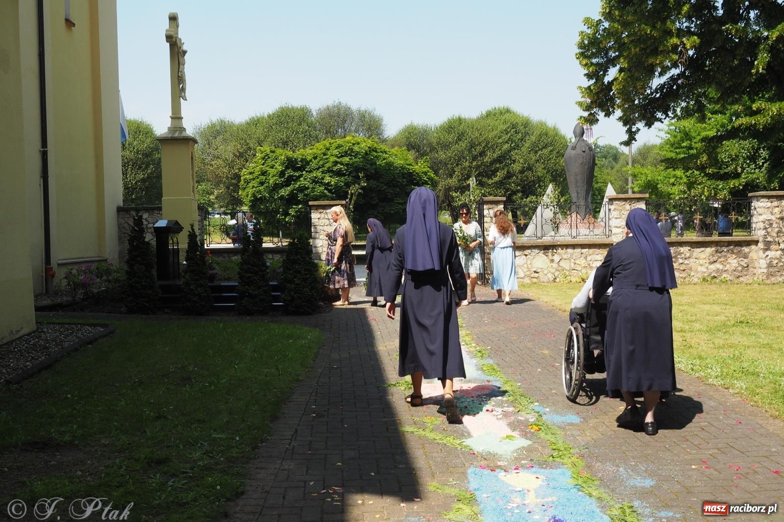 Zdjęcie w galerii na portalu naszraciborz.pl: Z Maryją przez osiedla i łąki. Boże Ciało w parafii Matki Bożej [FOTO i WIDEO] wiadomości z regionu