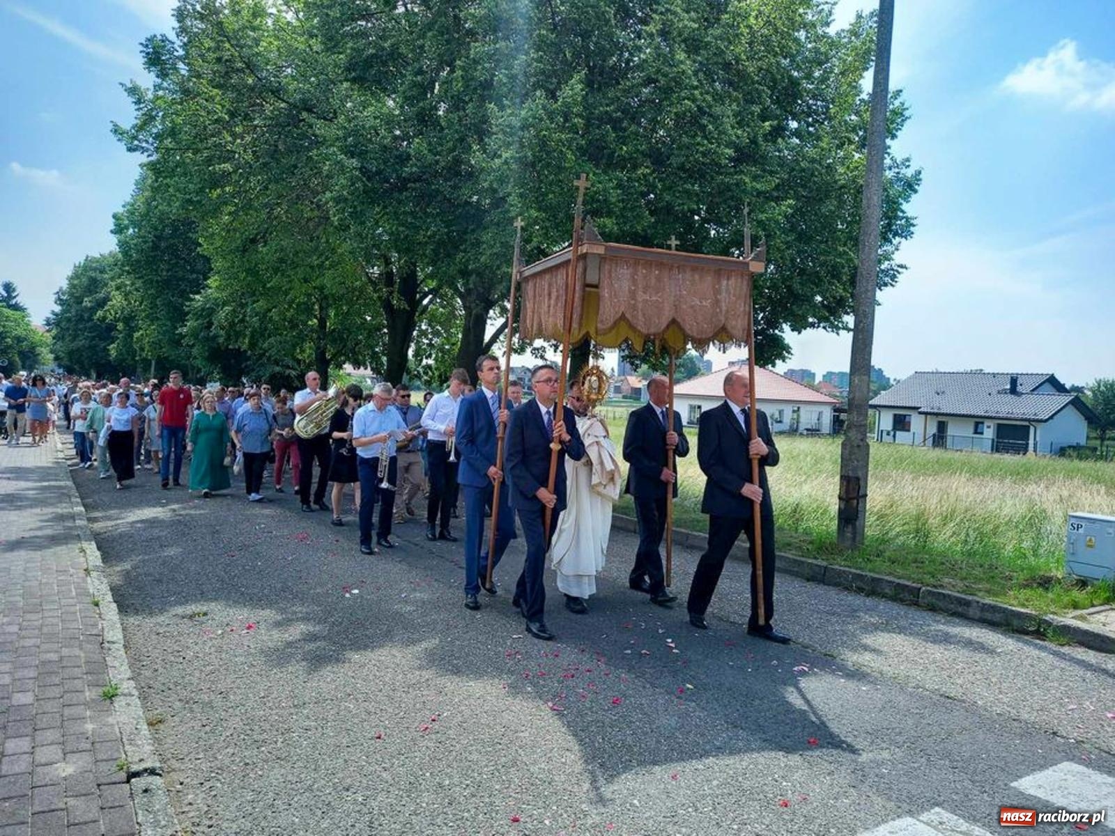Zdjęcie w galerii na portalu naszraciborz.pl: Boże Ciało w parafii starowiejskiej wiadomości z regionu