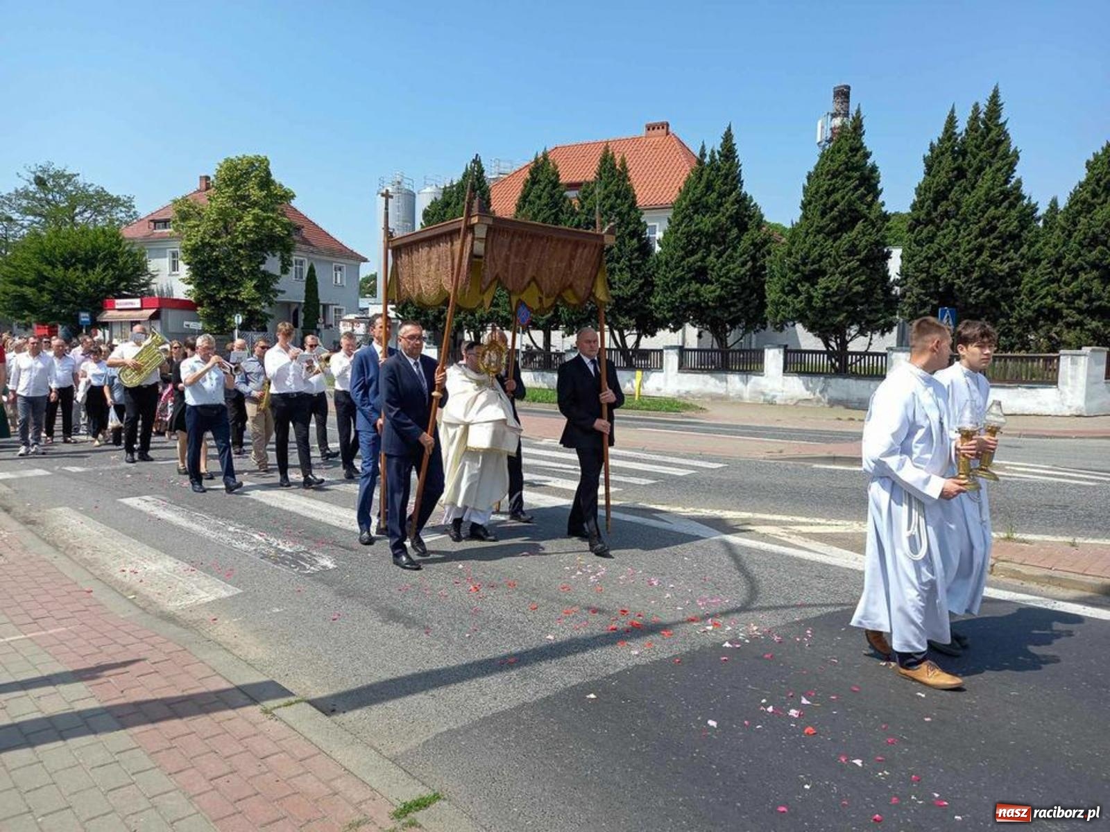 Zdjęcie w galerii na portalu naszraciborz.pl: Boże Ciało w parafii starowiejskiej wiadomości z regionu
