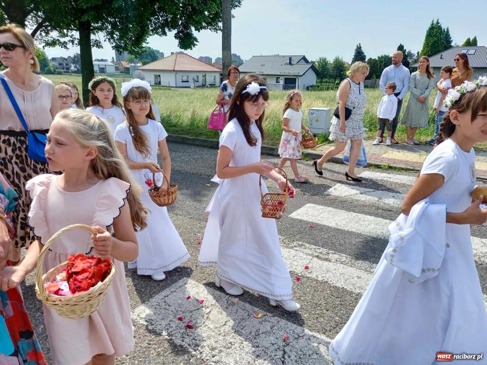 Zdjęcie w galerii na portalu naszraciborz.pl: Boże Ciało w parafii starowiejskiej wiadomości z regionu