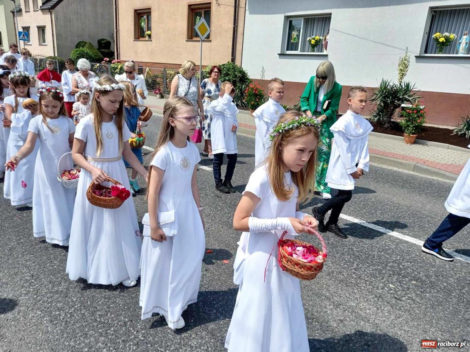 Zdjęcie w galerii na portalu naszraciborz.pl: Boże Ciało w parafii starowiejskiej wiadomości z regionu