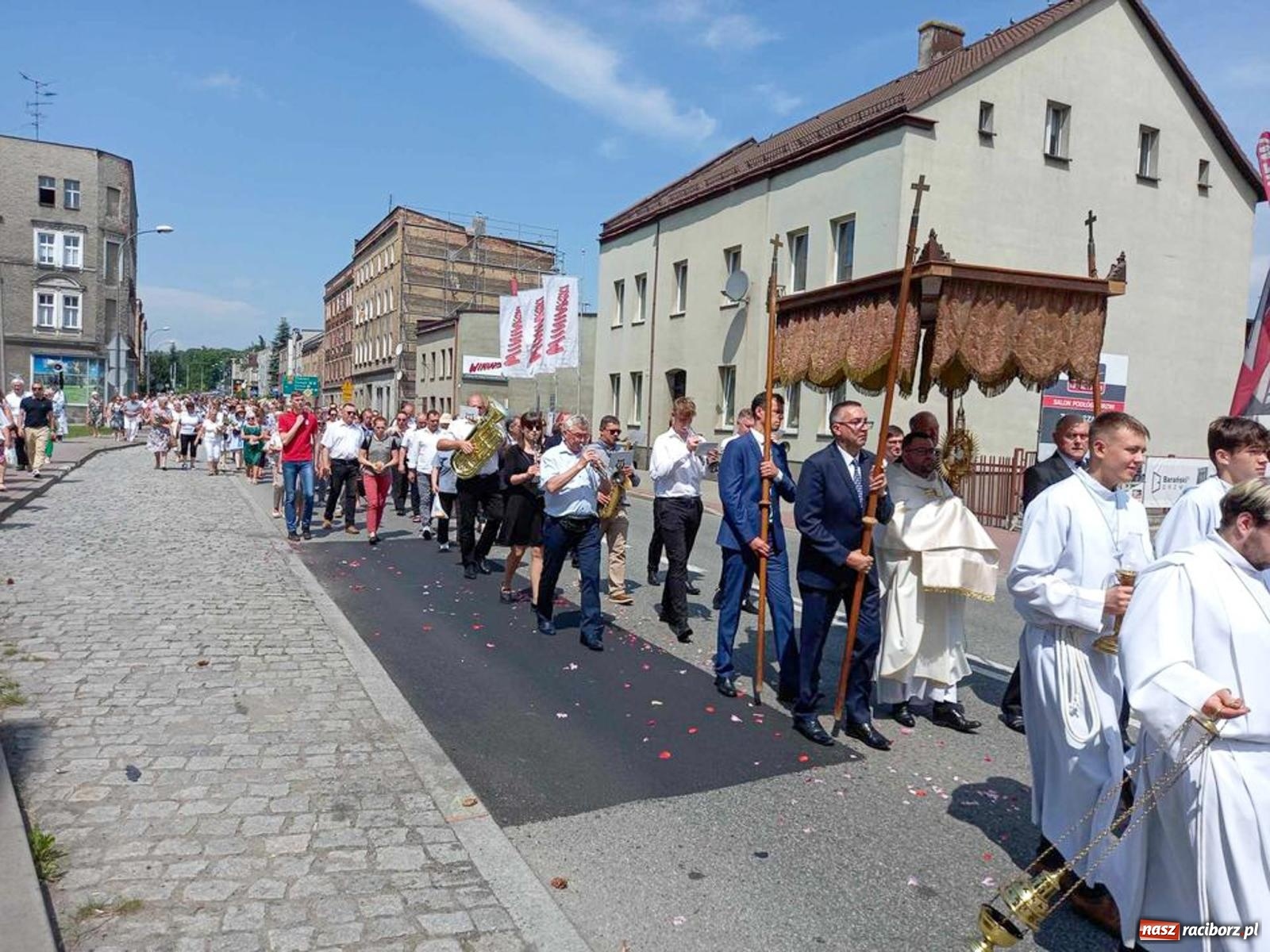 Zdjęcie w galerii na portalu naszraciborz.pl: Boże Ciało w parafii starowiejskiej wiadomości z regionu