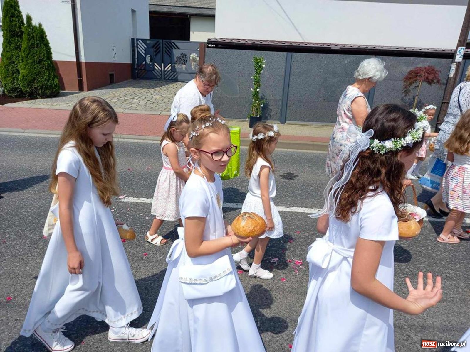 Zdjęcie w galerii na portalu naszraciborz.pl: Boże Ciało w parafii starowiejskiej wiadomości z regionu