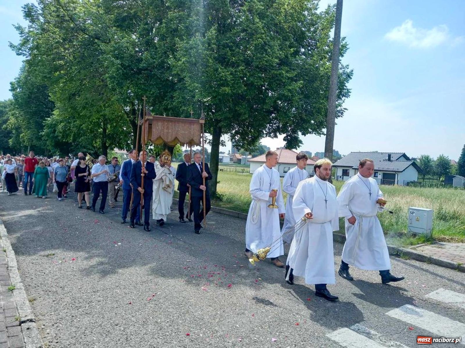 Zdjęcie w galerii na portalu naszraciborz.pl: Boże Ciało w parafii starowiejskiej wiadomości z regionu