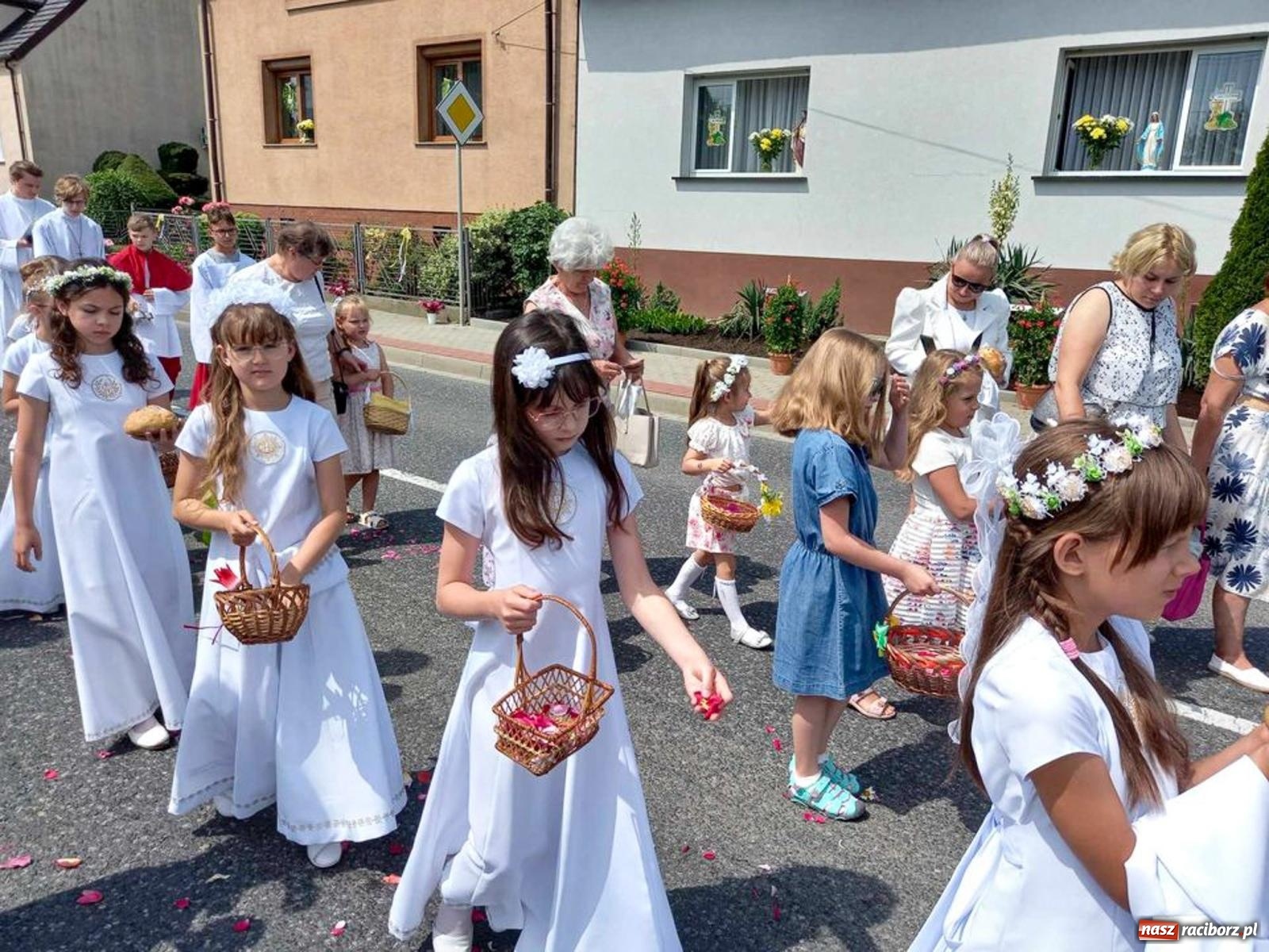 Zdjęcie w galerii na portalu naszraciborz.pl: Boże Ciało w parafii starowiejskiej wiadomości z regionu