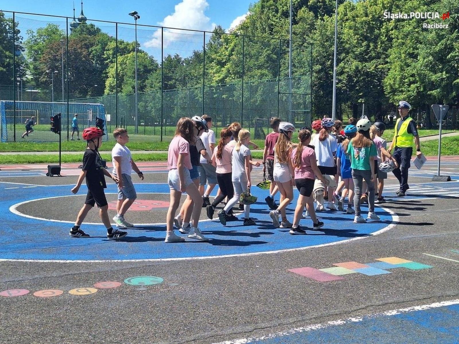 Zdjęcie w galerii na portalu naszraciborz.pl: Kolejni uczniowie podeszli do egzaminu na kartę rowerową wiadomości z regionu