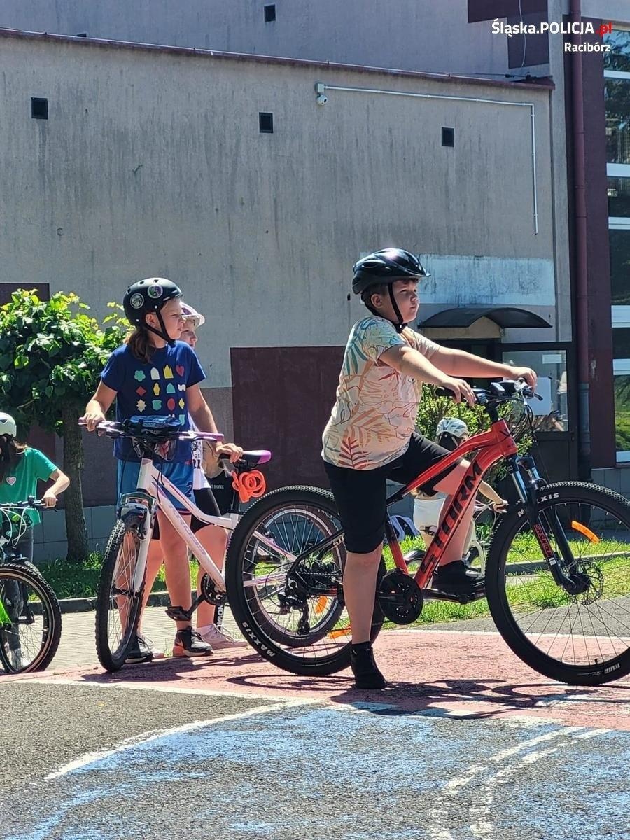 Zdjęcie w galerii na portalu naszraciborz.pl: Kolejni uczniowie podeszli do egzaminu na kartę rowerową wiadomości z regionu