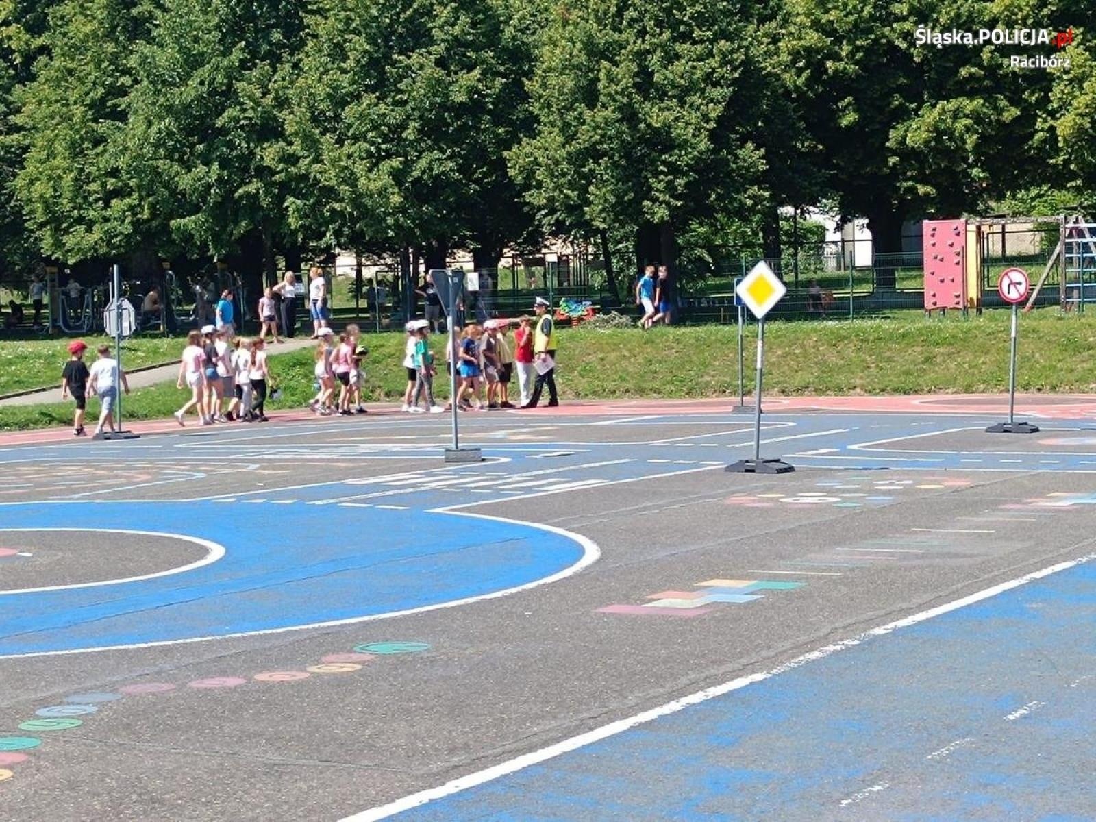 Zdjęcie w galerii na portalu naszraciborz.pl: Kolejni uczniowie podeszli do egzaminu na kartę rowerową wiadomości z regionu