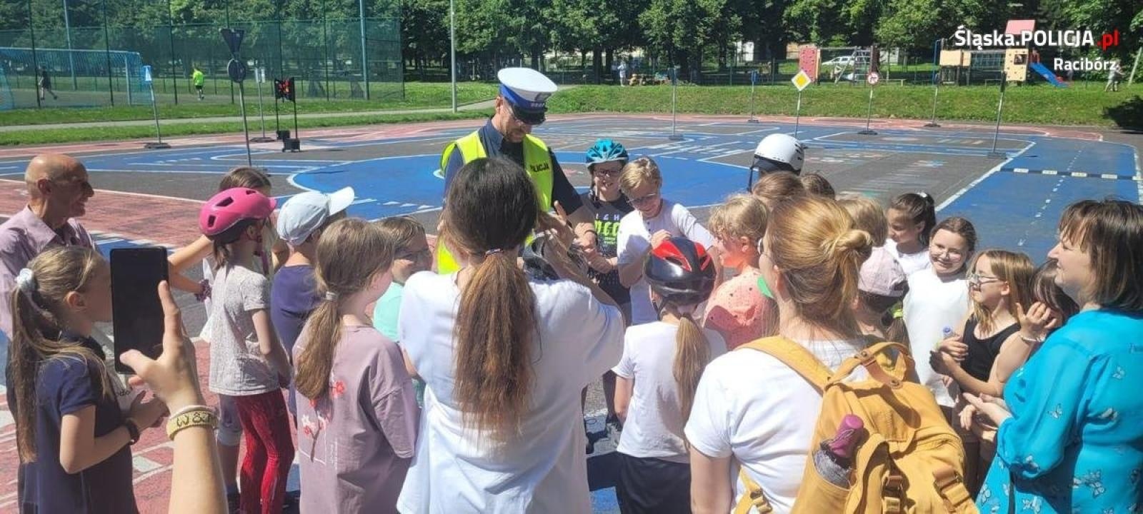 Zdjęcie w galerii na portalu naszraciborz.pl: Kolejni uczniowie podeszli do egzaminu na kartę rowerową wiadomości z regionu