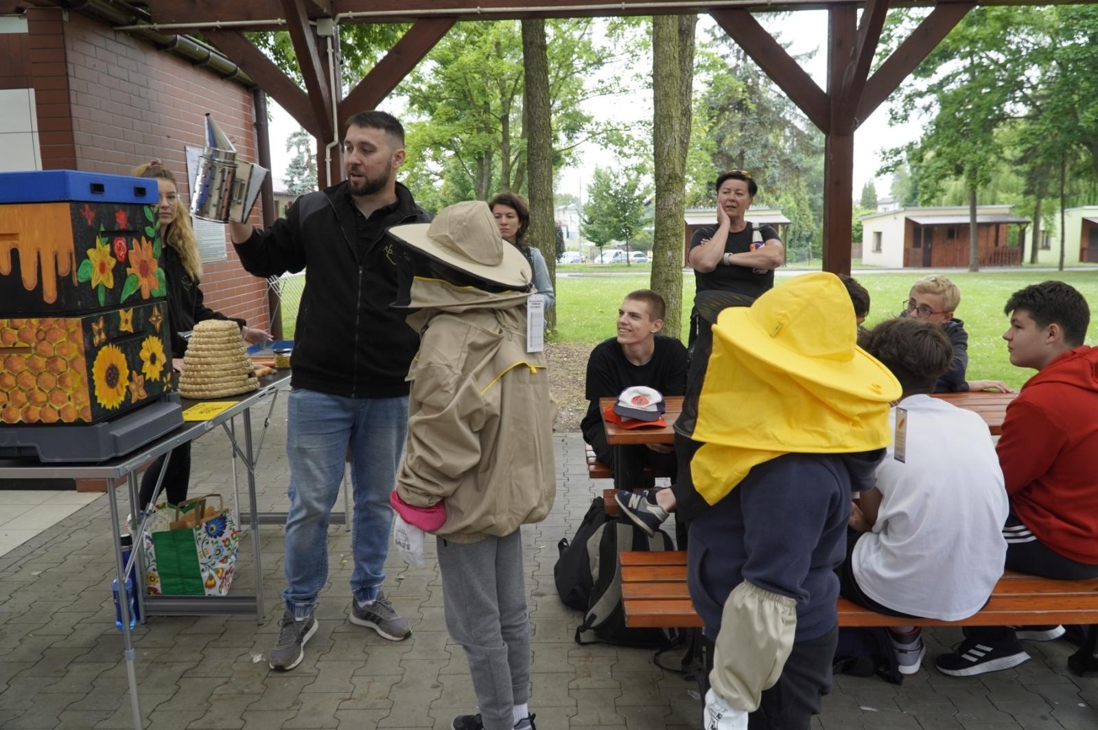 Zdjęcie w galerii na portalu naszraciborz.pl: Eko-rajd rowerowy i Światowy Dzień Pszczoły na Kempingu Obora wiadomości z regionu