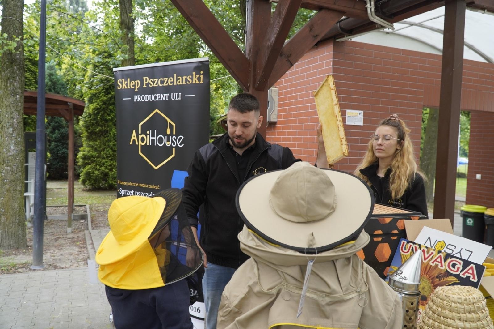 Zdjęcie w galerii na portalu naszraciborz.pl: Eko-rajd rowerowy i Światowy Dzień Pszczoły na Kempingu Obora wiadomości z regionu