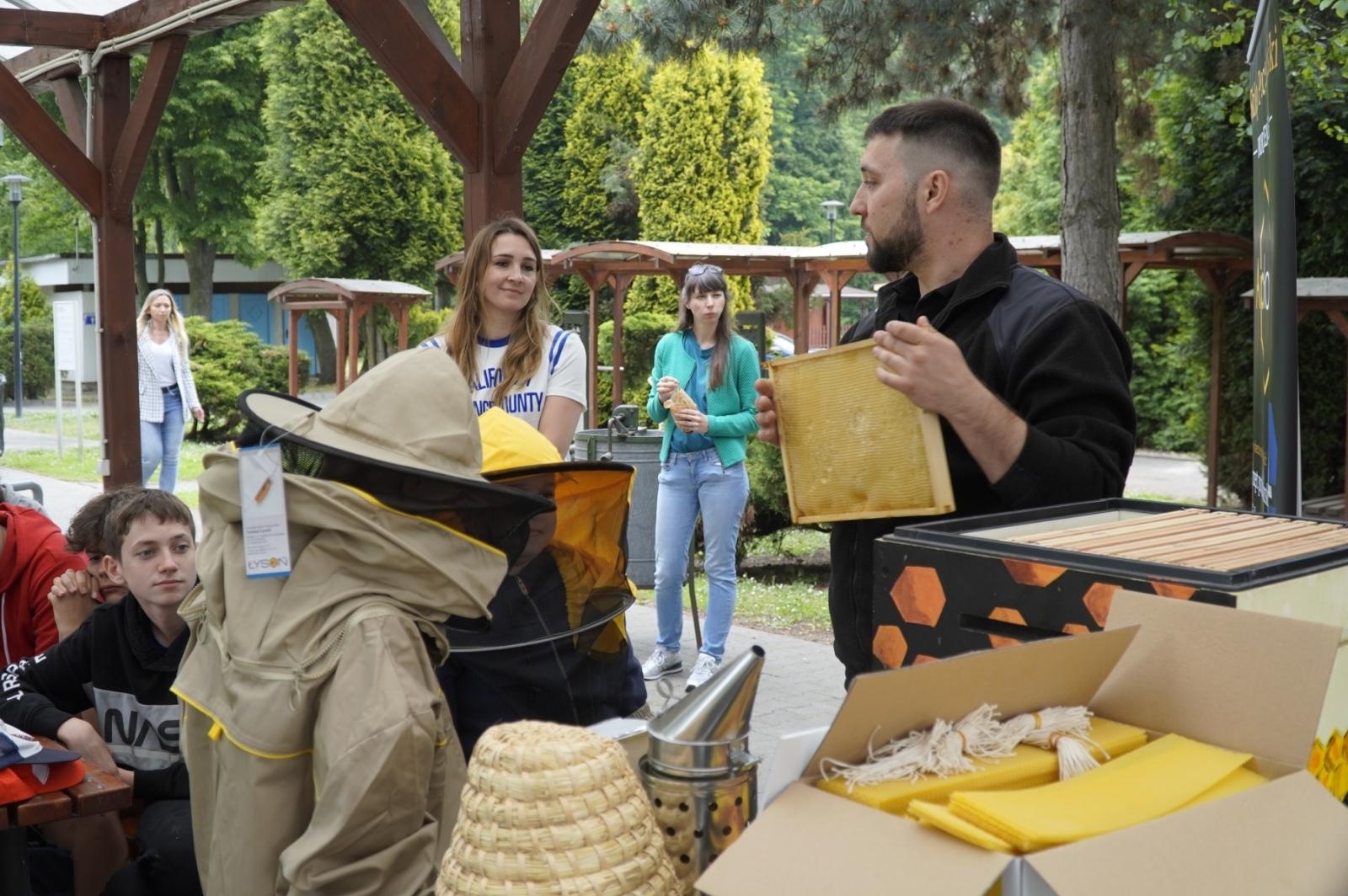 Zdjęcie w galerii na portalu naszraciborz.pl: Eko-rajd rowerowy i Światowy Dzień Pszczoły na Kempingu Obora wiadomości z regionu
